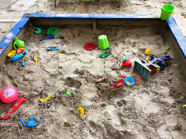 Nagle porzucone zapomniane zabawki dla dzieci w piaskownicy  - Zdjęcie, obraz