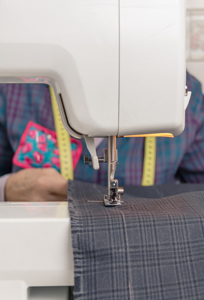 Aguja de la máquina de coser y costurera en el fondo
 - Foto, imagen