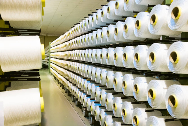 Muitas bobinas com fios brancos são usadas na produção de tecido - Foto, Imagem