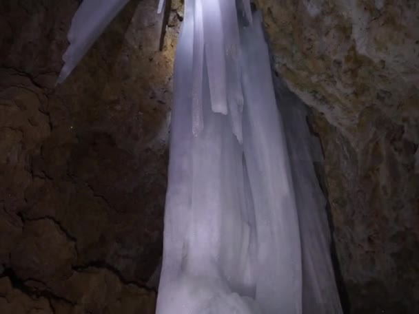 Helyszín-Oroszország, Észak-Kaukázus. Az "Universitetskaya" barlang a Kőtenger híres a hatalmas földalatti gleccser. Hossza 790 m, mélysége 175 m, nehézségi kategória II .  - Felvétel, videó
