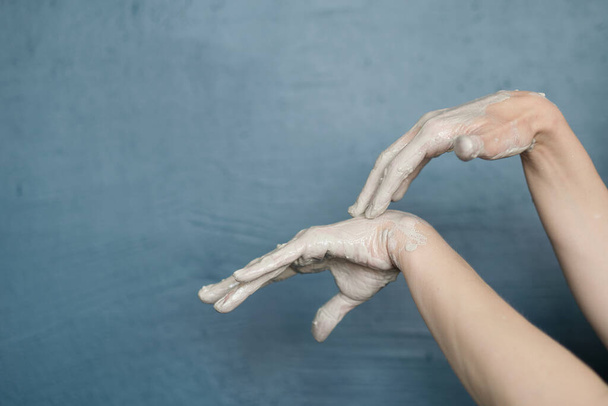 naisten kädet hyytynyt muta savi pelata iloisesti ja näyttää kädet. Kädet likaiset - Valokuva, kuva