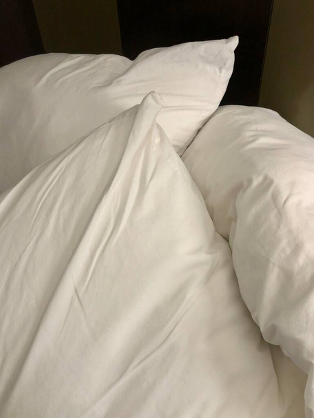 Σωρός από μαξιλάρια στο κρεβάτι του ξενοδοχείου - Φωτογραφία, εικόνα
