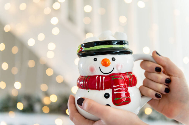 Taza de muñeco de nieve de Navidad 3d con cacao caliente - Foto, imagen