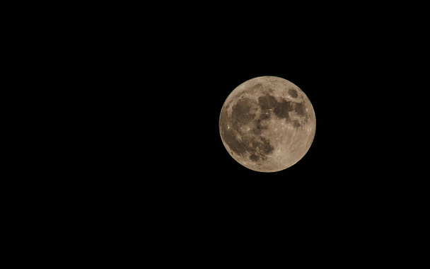 Luna llena al atardecer sobre el fondo de un cielo estrellado - Foto, imagen