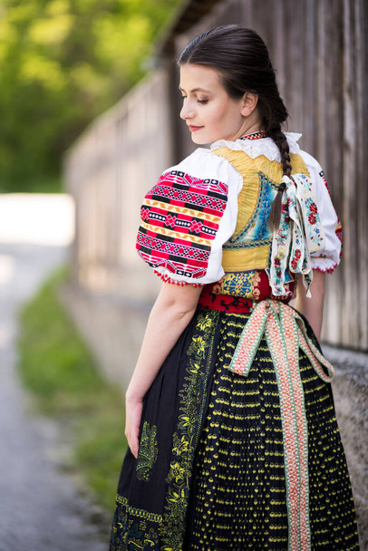 伝統的なドレスで若い美しいスロバキアの女性。スロバキア民俗 - 写真・画像