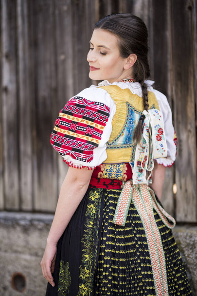 Jovem bela mulher eslovaca em vestido tradicional. Folclore eslovaco - Foto, Imagem