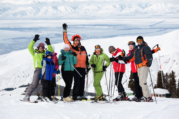 Groupe d'amis, profiter à la station de ski de montagne
 - Photo, image