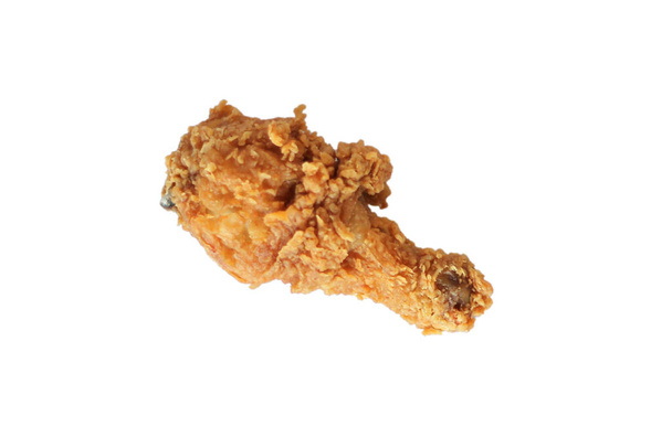 Τηγανητά μπούτια κοτόπουλου απομονωμένα σε λευκό φόντο. Οι κροκέτες κοτόπουλου είναι θρεπτικό φαγητό. Τραγανές κίτρινες κροκέτες κοτόπουλου. - Φωτογραφία, εικόνα