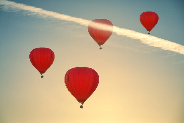 Ελευθερία και επιτυχία έννοια των αερόστατων θερμού αέρα επιπλέουν ψηλά σε έναν καθαρό ουρανό - Φωτογραφία, εικόνα