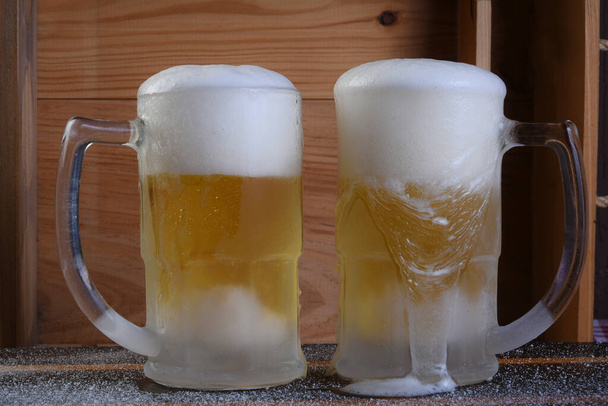 deliciosa taza de cerveza de barril súper fría y refrescante sobre la mesa en el fondo borroso - Foto, Imagen
