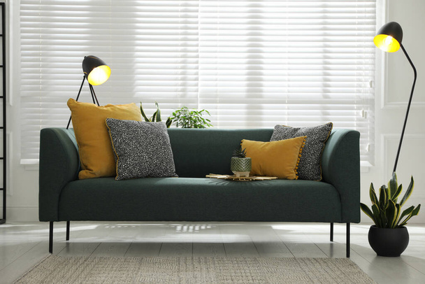 Сучасний інтер'єр вітальні зі стильним зручним диваном
 - Фото, зображення