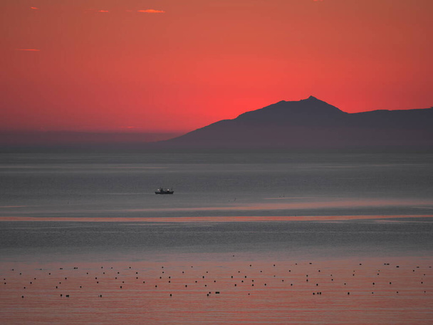 Hokkaido, Japão - 22 de junho de 2021: Silhueta da ilha Kunashiri antes do nascer do sol vista do estreito de Rausu, Nemuro, Hokkaido, Japão - Foto, Imagem
