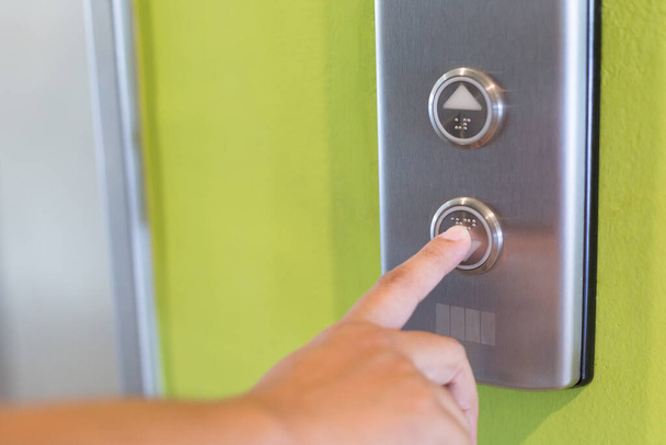 Mulheres dedos pressionando botões para chamar o elevador - Foto, Imagem