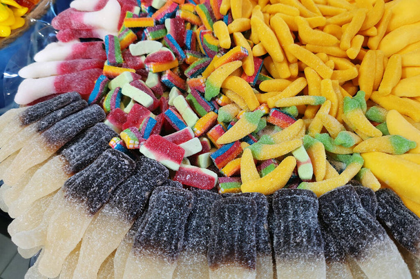 χρωματιστά ζελεδάκια και καραμέλες, γλυκά κεράσματα - Φωτογραφία, εικόνα