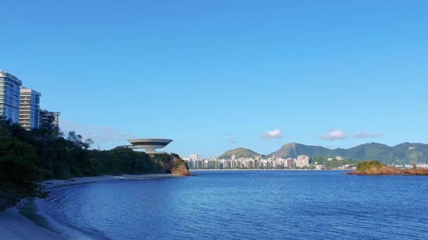Музей сучасного мистецтва Нітроя (MAC) в Ріо-де-Жанейро, Бразилія, був розроблений Оскаром Німеєром, дуже важливим бразильським архітектором.. - Кадри, відео