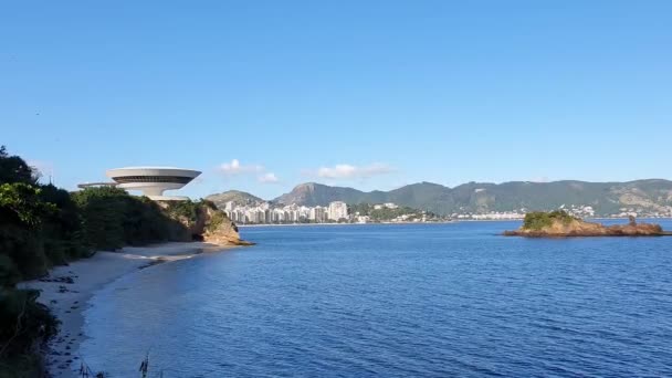 Brezilya 'nın Rio de Janeiro kentindeki Çağdaş Niteroi Sanatları Müzesi (MAC) çok önemli bir Brezilyalı mimar olan Oscar Niemeyer tarafından tasarlanmıştır.. - Video, Çekim