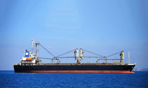 Container schip vervoer container doos in import export met kade kraan, Global zakelijke lading vrachtvervoer commerciële handel logistiek en vervoer over zee wereldwijd per containerschip. - Foto, afbeelding