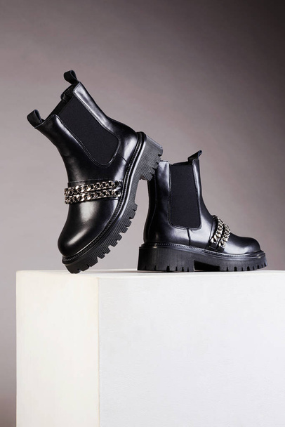 Modne czarne buty Chelsea z łańcuchem. moda trendy buty martwa natura - Zdjęcie, obraz