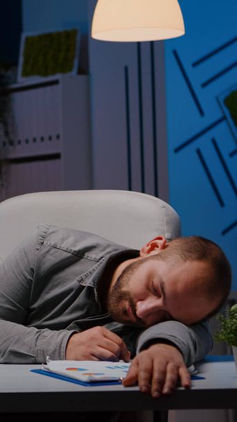 スタートアップ・ビジネス・オフィスの机の上で寝ている過労者の疲れ - 写真・画像
