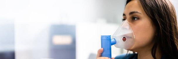 Astmapatiënt ademhaling met behulp van zuurstofmasker en COPD vernevelaar - Foto, afbeelding