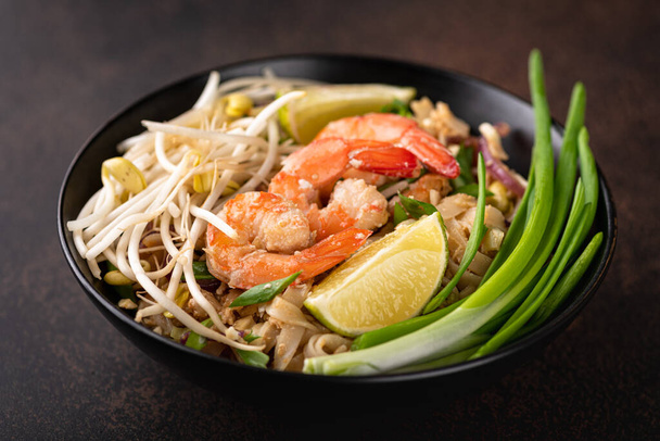 Pad Thai shrimp  - Фото, зображення
