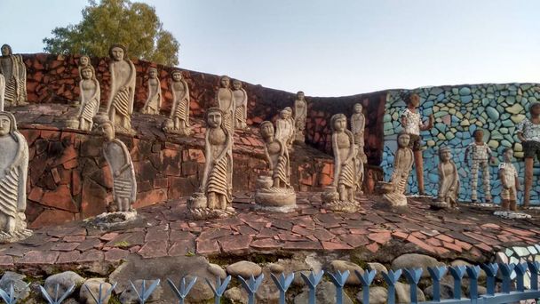 インドの石庭における人間の彫刻 - 写真・画像