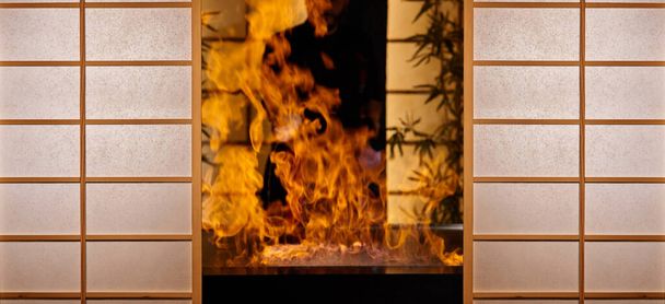 Entrando al lugar teppanyaki tostado japonés, cocina a fuego abierto en el restaurante japonés. - Foto, imagen