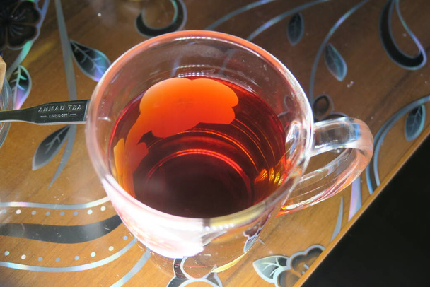 Delicioso chá preto em um copo na mesa - Foto, Imagem