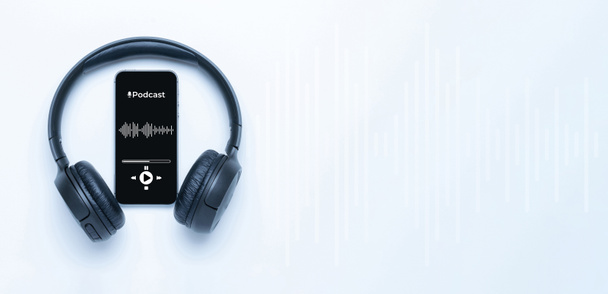 Música podcast. Pantalla móvil para smartphone con aplicación de podcast, auriculares de sonido. Voz de audio con micrófono de radio sobre fondo blanco. Banner de música de medios de difusión con espacio de copia - Foto, imagen