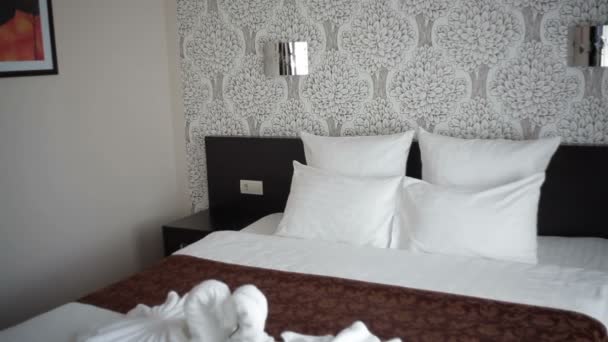 krásná manželská postel v hotelu - Záběry, video