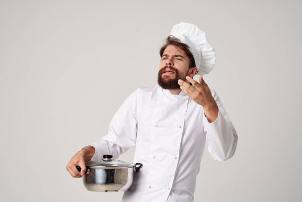 αρσενικό σεφ με ένα κατσαρολάκι στα χέρια πιάτα συνταγής κουζίνα του - Φωτογραφία, εικόνα