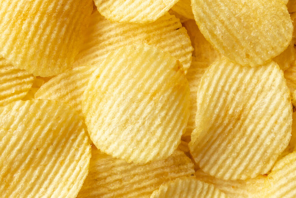 chrupiące złote chipsy ziemniaczane snack tekstury tła - Zdjęcie, obraz