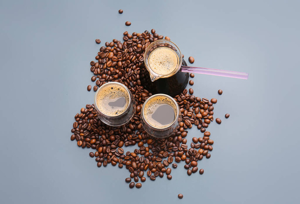 Cezve, csésze török kávé és bab színes háttérrel - Fotó, kép