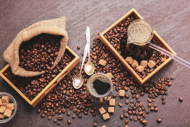 Samenstelling met turkse koffie en bonen op donkere achtergrond - Foto, afbeelding