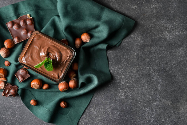 Миска зі смачною шоколадною пастою та лісовими горіхами на темному фоні
 - Фото, зображення