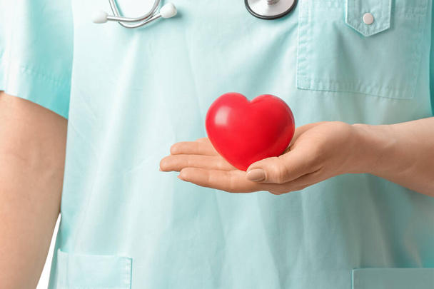 Vrouwelijke cardioloog met rood hart, close-up - Foto, afbeelding