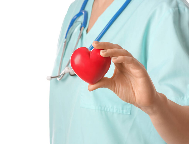 Жіночий кардіолог з червоним серцем на білому тлі, крупним планом
 - Фото, зображення