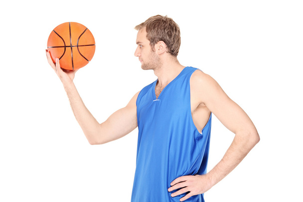 Man looking at basketball - Фото, зображення