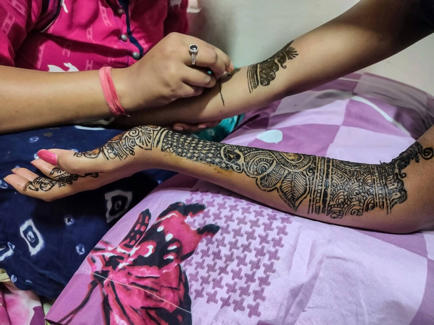 Foto d'archivio di hennè artista applicare o disegno hennè design a portata di mano della sposa con cono tubazioni per la cerimonia tradizionale mehnadi nel matrimonio indiano a Kolhapur maharashtra India. - Foto, immagini