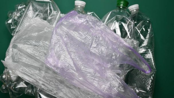 Un mucchio di sacchetti di plastica usati e bottiglie pop pronti per il riciclaggio - Foto, immagini
