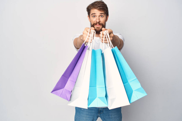 férfi gazdaság egy csomó csomag eladó életmód vásárlás - Fotó, kép