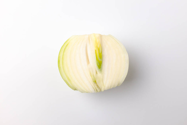 Fresh onion, peeled and cut in half - Foto, Imagen