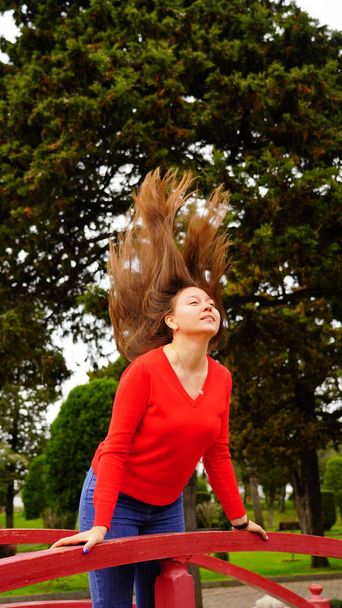Chica lanza su cabeza en el parque - Foto, Imagen