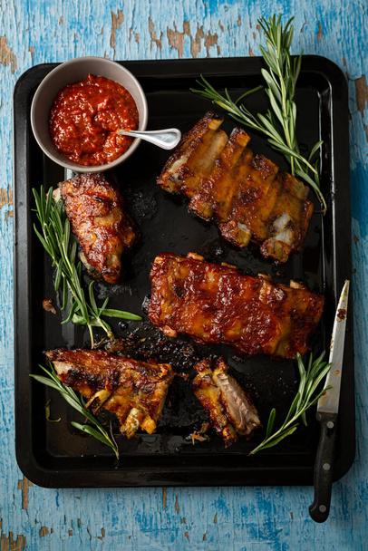 Overhead view of barbecue smoked ribs with sauce - Foto, Bild