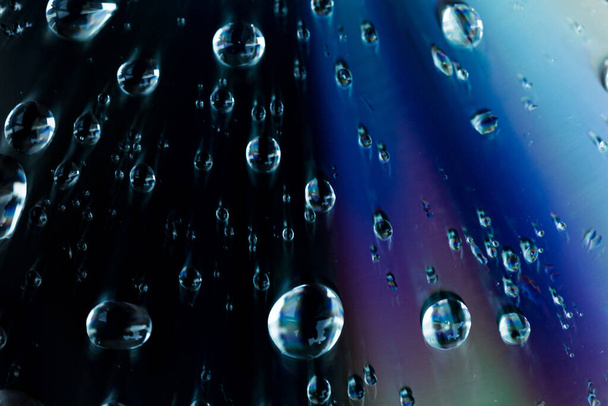 Gotas de lluvia en la ventana en verano día lluvioso - Foto, imagen