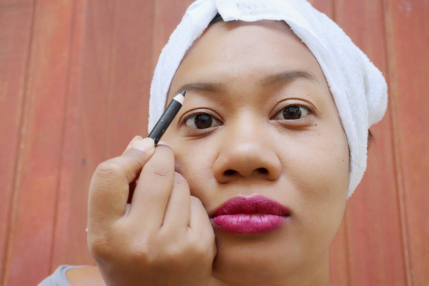 Belo da Ásia mulher retrato com maquiagem aplicar sobrancelhas - Foto, Imagem