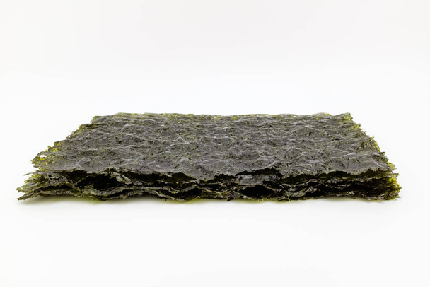 海草はアジアでよく食べられる。油でローストされた海藻。おかず - 写真・画像
