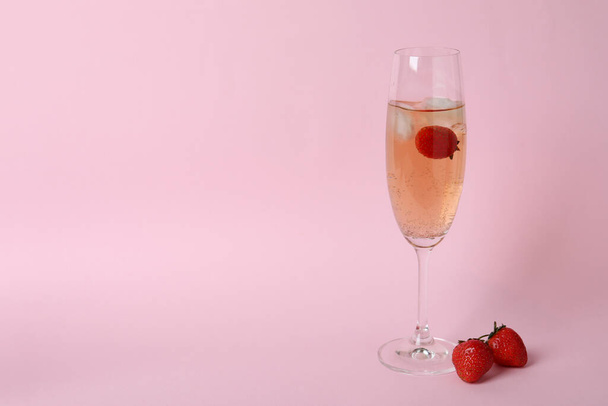 Glas mit Rossini-Cocktail auf rosa Hintergrund - Foto, Bild