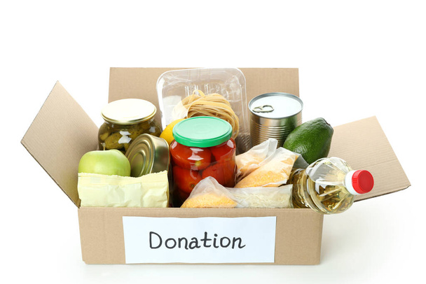 Коробка для пожертвований с продуктами питания на белом фоне - Фото, изображение