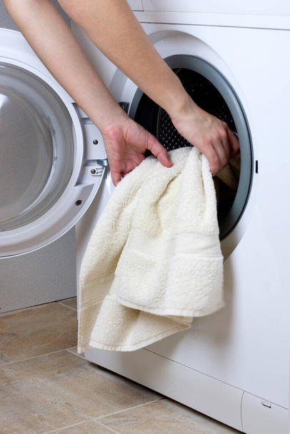 Osoby nakládající ruce pračka - Fotografie, Obrázek